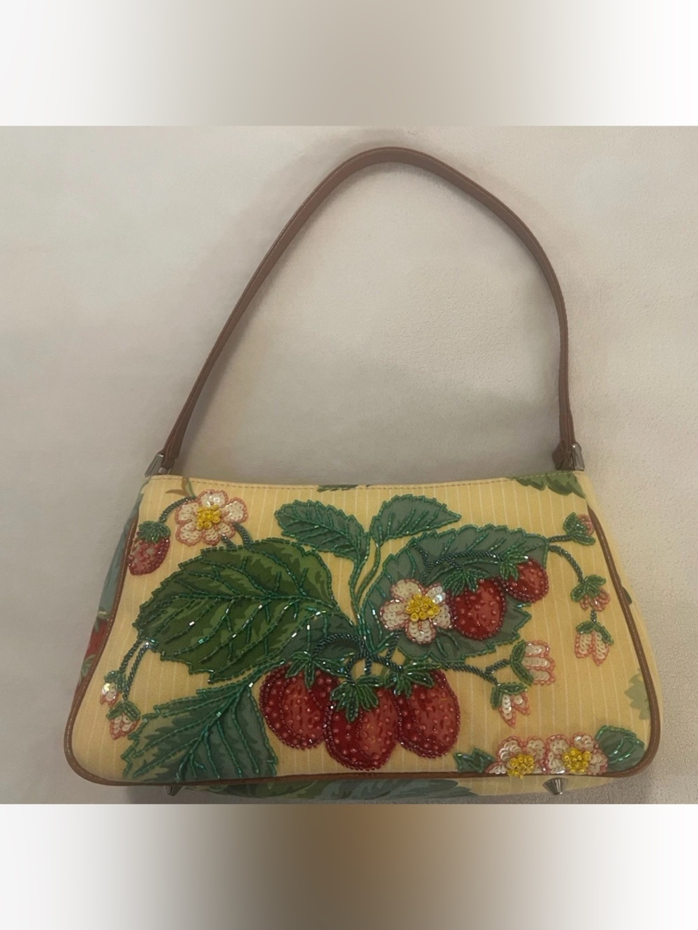 🩷 Isabella Fiore Beaded BAGUETTE
Strawberry Shoulder Purse Silver/Y2K🩷